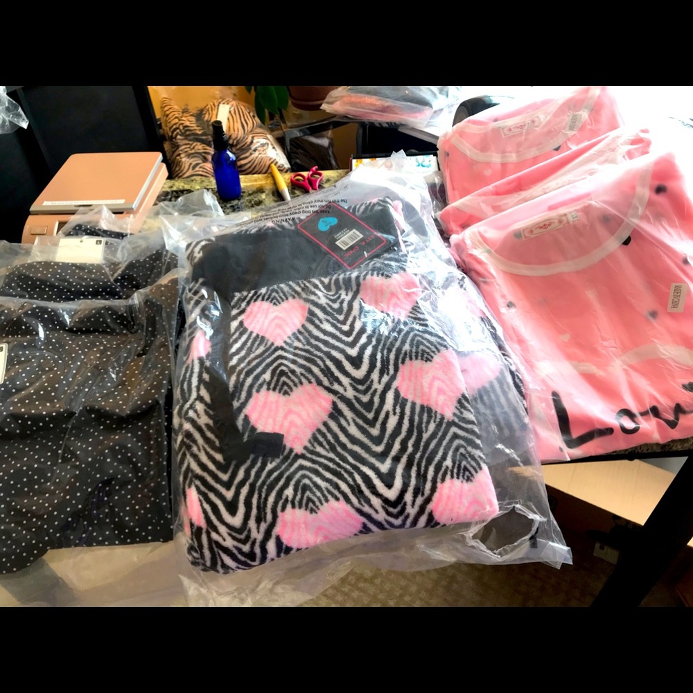 PAJAMAS  PAJAMAS COMFY AND COMPLIMENTS ALL!!!!🛍🎈